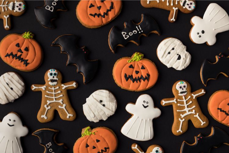 halloween activities in the USA: Making halloween cookies 