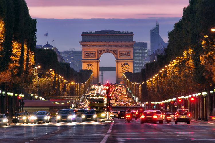 arc de triomphe in paris france at night