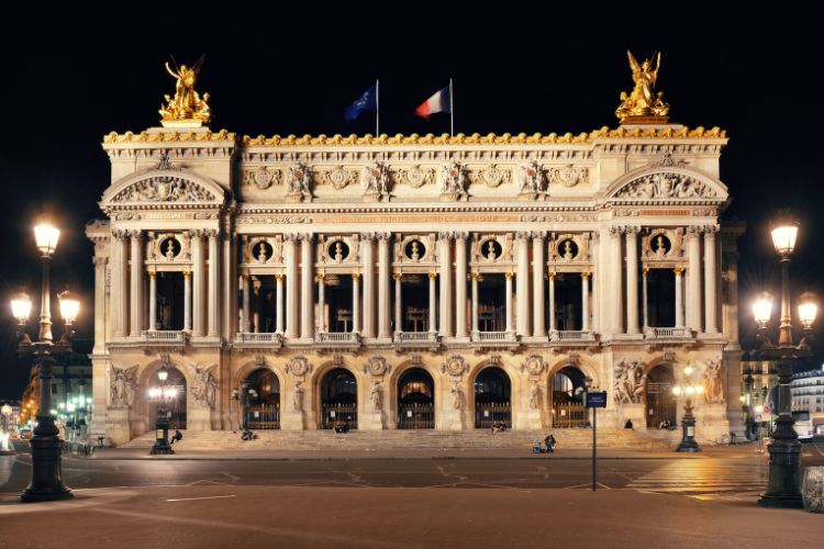 THe paris Opera House at night