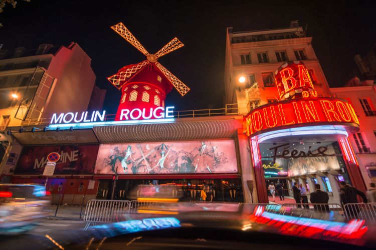 moulin rouge in paris at night