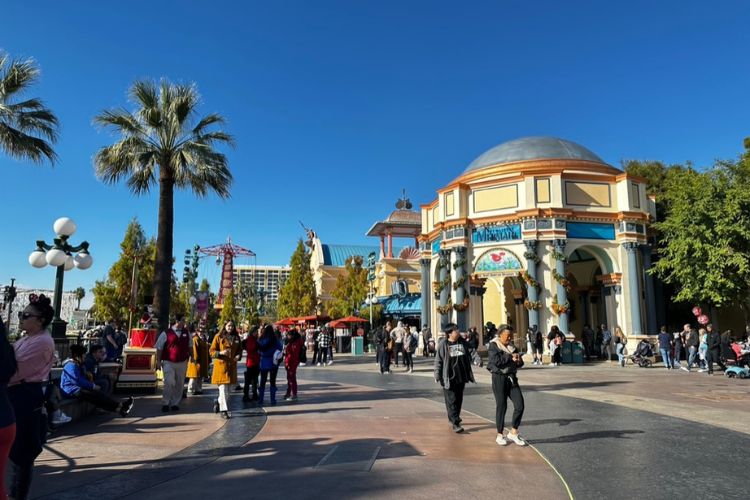 Disney California Adventure Park open during holiday time hours