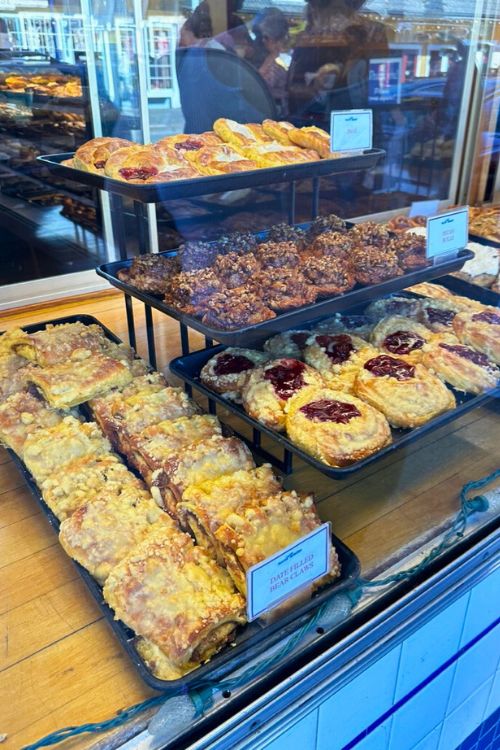 Bakery in Poulsbo with desserts stored near the window
