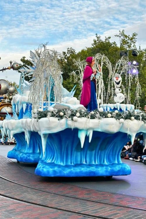 Anna and Olaf in the Disneyland Parade
