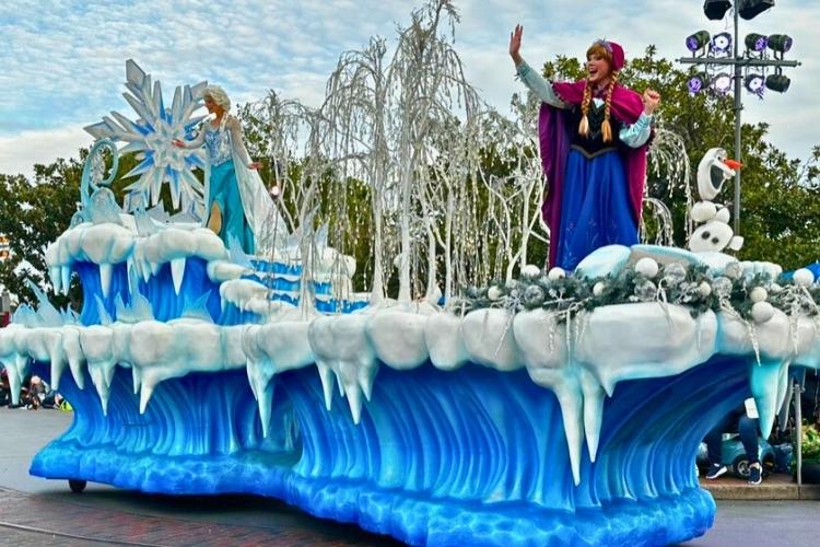 Queen Elsa, Princess Anna, and Olaf on a Frozen Parade float at Disneyland